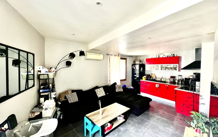 Maison de village SAINT-GILLES 75 m2 105 000 € Maison de village SAINT-GILLES 75 m2 105 000 €