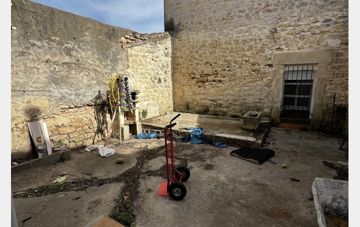 Immeuble SAINT-GILLES 117 m2 169 600 € Immeuble SAINT-GILLES 117 m2 169 600 €